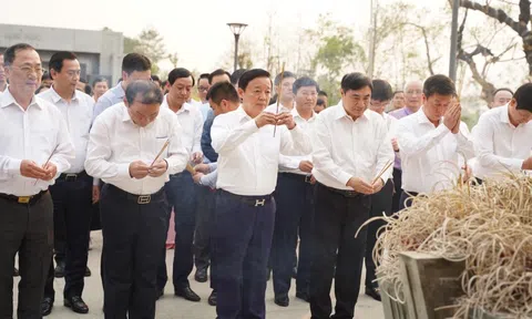 Phó Thủ tướng Chính phủ Trần Hồng Hà dâng hương tưởng niệm các Anh hùng liệt sỹ chiến trường Điện Biên Phủ
