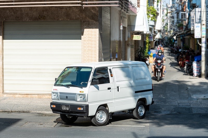 13-so-huu-loat-loi-the-linh-hoat-va-gon-gang-dong-xe-blind-van-co-the-de-quay-dau-o-hem-nho-cho-duoc-rat-nhieu-loai-hang-hoa-khac-nhau-1648468599.jpg