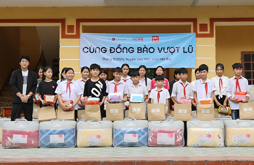 uniqlo-viet-nam-dong-hanh-cung-quy-hy-vong-hope-foundation-mang-den-cac-phan-qua-cho-cac-em-hoc-sinh-tai-khu-vuc-chiu-anh-huong-boi-bao-so-3-1727349282.png