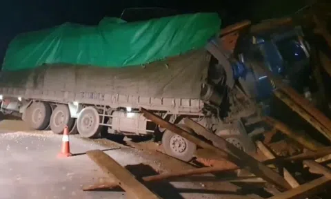 Nghệ An: Xe tải mất lái đâm vào bên đường, 3 người thương vong