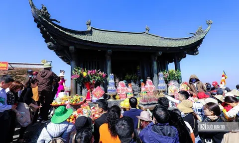 Chen lấn lễ bái tại đỉnh thiêng Yên Tử
