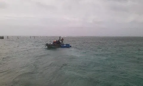 Đảo Đá Lớn giúp đỡ tàu cá của ngư dân tỉnh Phú Yên gặp nạn trên biển
