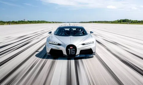 Chủ xe Bugatti Chiron thử cảm giác một giây chạy hết sân bóng