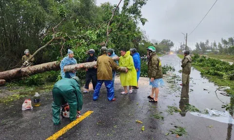 Ứng phó bão số 6: Thừa Thiên- Huế di dời hàng chục hộ dân đến nơi toàn